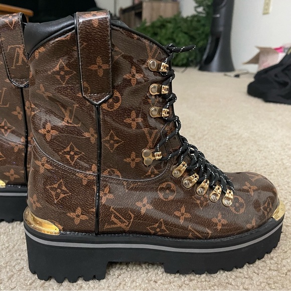 Brown and gold LV boots - Picture 1 of 1